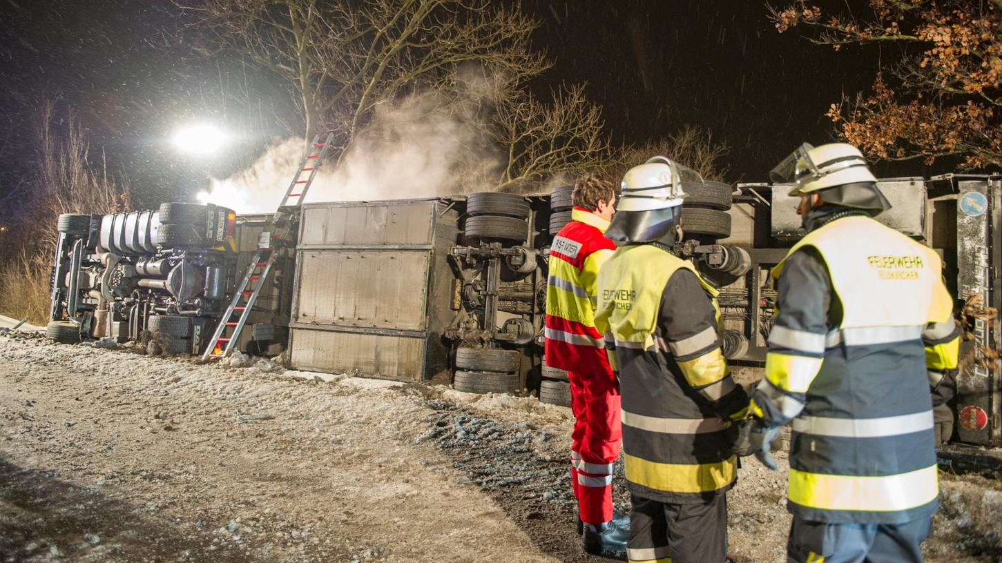 Ein Laster mit Schweinen liegt auf einer Böschung der A99 bei Vaterstetten auf der Seite. Ein Laster mit Schweinen liegt auf einer Böschung der A99 bei Vaterstetten auf der Seite.