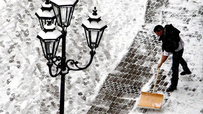 Hausbesitzer sind in Deutschland gesetzlich dazu verpflichtet, die Gehwege vor ihrem Grundstück von Eis und Schnee zu befreien. Dies sollte auf einer Breite von 1 bis 1,50 Metern erfolgen, sodass zwei Personen aneinander vorbeigehen können.