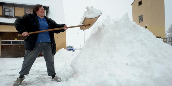 Schnee auf dem Gehweg: Welche Pflichten haben Hausbesitzer?