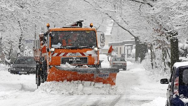 Schneefall_bringt_Schlitten_und_Autos_ins_Rutschen_4c-lok-raeumen.jpg