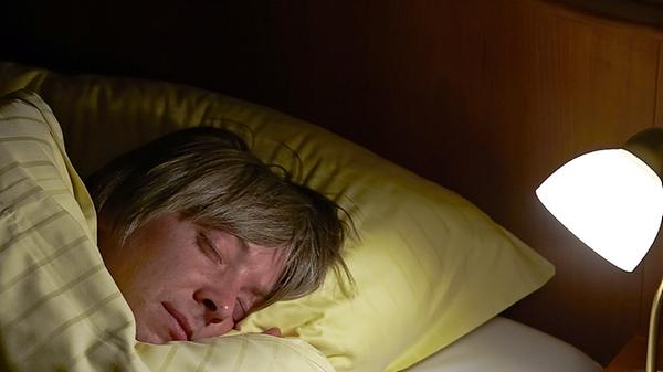 Der Faktor Licht wird von Schlafexperten als wichtigster Schlaftrigger benannt. Kühles Licht aus Bildschirmen oder Neonröhren macht munter, warmes Licht wie von Kerzen oder gedimmten Lampen bereitet auf den Schlaf vor. Deswegen: Licht aus, wenn man nachts auf Klo muss. Und Zähneputzen ruhig auch mal im Kerzenlicht.
