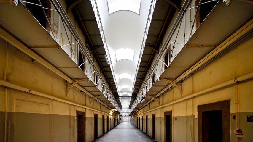 Von den vier Trakten, die mit jeweils 100 Häftlingen belegt werden konnten, steht nur noch der Westflügel.
