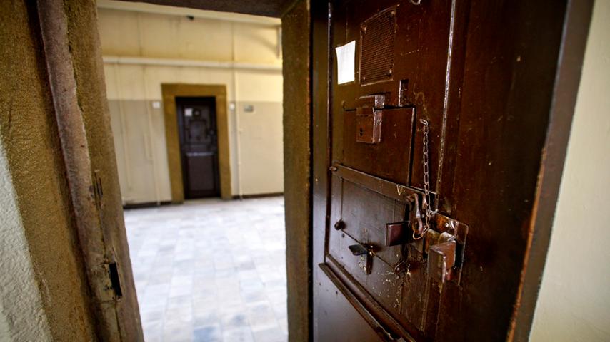 Durch die mit dicken Riegeln versehenen Klappen in der Zellentür konnten die Wachen die Häftlinge beobachten und mit ihnen kommunizieren.