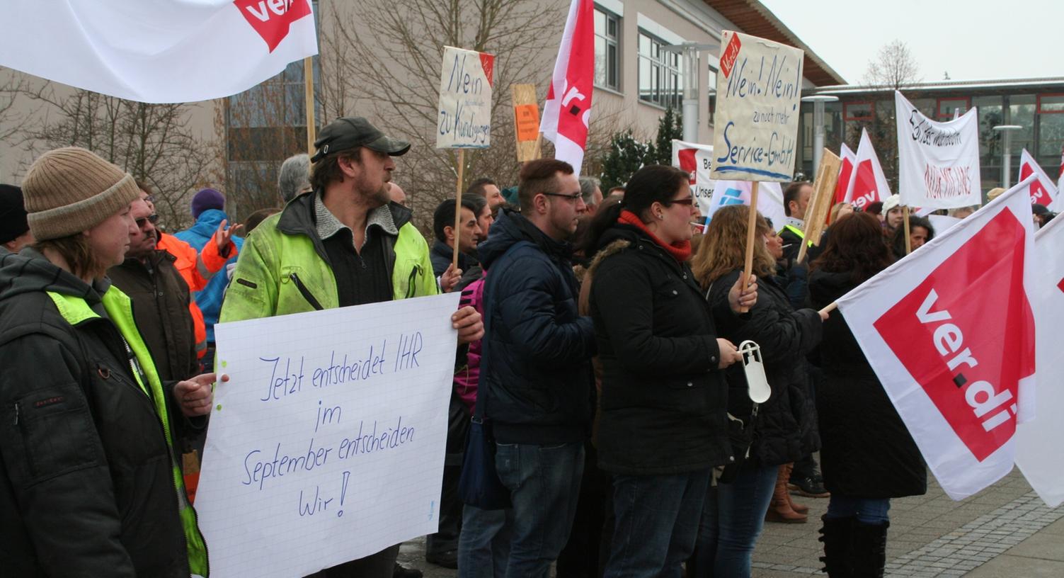 Circa 200 Mitarbeiter nahmen an der Demonstration vor der Sitzung des Verwaltungsrates teil. Circa 200 Mitarbeiter nahmen an der Demonstration vor der Sitzung des Verwaltungsrates teil.