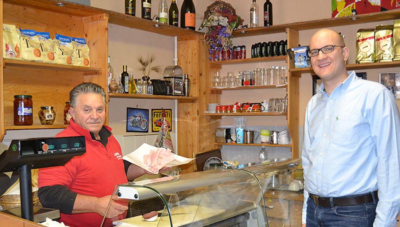 Stammgast Joachim (32, rechts) verbringt gerne seine Mittagspause in Leo's Piccolo Market . "Statt in die Kantine zu gehen, komme ich lieber hier her. Alles was Leo kocht, schmeckt gut, aber mein besonderer Favorit ist die Gorgonzola-Soße", erzählt er. Leo's Piccolo Market wird im Mai 16 Jahre alt. 1997 startete Wirt Leo mit einem Feinkost-Laden, dann kam das Imbiss-Geschäft dazu. Jeden Tag gibt es unter anderem ein anderes Nudelgericht im Angebot. Aber nicht nur Erwachsene wissen Leos Spezialitäten zu schätzen: Auch die Schulkinder der nahe gelegenen Knauer-Schule kommen oft vorbei, um sich bei Leo mit Süßigkeiten einzudecken. Stammgast Joachim (32, rechts) verbringt gerne seine Mittagspause in Leo's Piccolo Market . "Statt in die Kantine zu gehen, komme ich lieber hier her. Alles was Leo kocht, schmeckt gut, aber mein besonderer Favorit ist die Gorgonzola-Soße", erzählt er. Leo's Piccolo Market wird im Mai 16 Jahre alt. 1997 startete Wirt Leo mit einem Feinkost-Laden, dann kam das Imbiss-Geschäft dazu. Jeden Tag gibt es unter anderem ein anderes Nudelgericht im Angebot. Aber nicht nur Erwachsene wissen Leos Spezialitäten zu schätzen: Auch die Schulkinder der nahe gelegenen Knauer-Schule kommen oft vorbei, um sich bei Leo mit Süßigkeiten einzudecken.