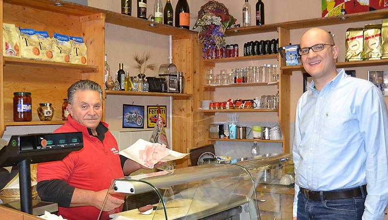 Stammgast Joachim (32, rechts) verbringt gerne seine Mittagspause in Leo's Piccolo Market. "Statt in die Kantine zu gehen, komme ich lieber hier her. Alles was Leo kocht, schmeckt gut, aber mein besonderer Favorit ist die Gorgonzola-Soße", erzählt er. Leo's Piccolo Market wird im Mai 16 Jahre alt. 1997 startete Wirt Leo mit einem Feinkost-Laden, dann kam das Imbiss-Geschäft dazu. Jeden Tag gibt es unter anderem ein anderes Nudelgericht im Angebot. Aber nicht nur Erwachsene wissen Leos Spezialitäten zu schätzen: Auch die Schulkinder der nahe gelegenen Knauer-Schule kommen oft vorbei, um sich bei Leo mit Süßigkeiten einzudecken.