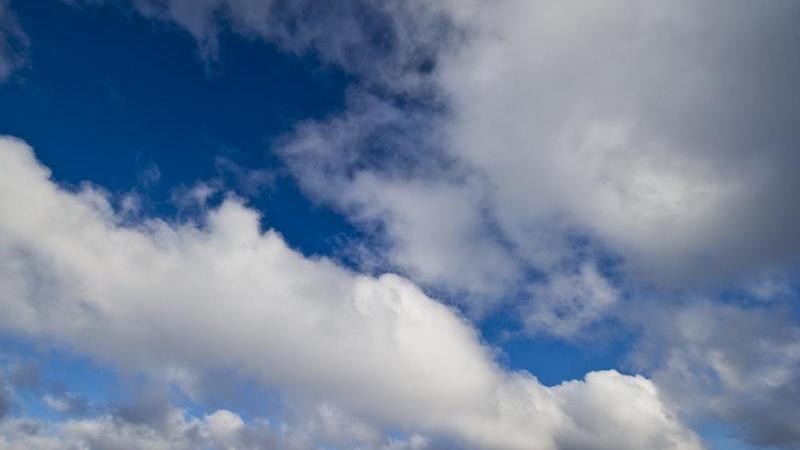 Aus Stratokumuluswolken muss man meist keinen Niederschlag fürchten. Auch eine Wetterverschlechterung ist dann nicht zu erwarten.