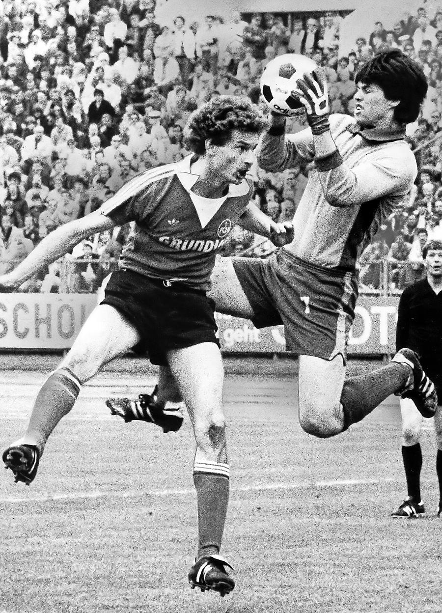 Durch den überzeugenden Sieg gegen Freiburg schaffen es Beierlorzer, der hier Darmstadts Torhüter Dieter Rudolf - im Nebenberuf Löw-Imitator - begegnet, und Co., in der nachfolgenden Saison wieder erstklassig zu spielen. Für Löw gilt dies ebenfalls: Er streift sich nun das Trikot des VfB Stuttgart über.