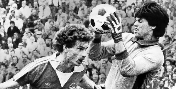 Durch den überzeugenden Sieg gegen Freiburg schaffen es Beierlorzer, der hier Darmstadts Torhüter Dieter Rudolf - im Nebenberuf Löw-Imitator - begegnet, und Co., in der nachfolgenden Saison wieder erstklassig zu spielen. Für Löw gilt dies ebenfalls: Er streift sich nun das Trikot des VfB Stuttgart über.