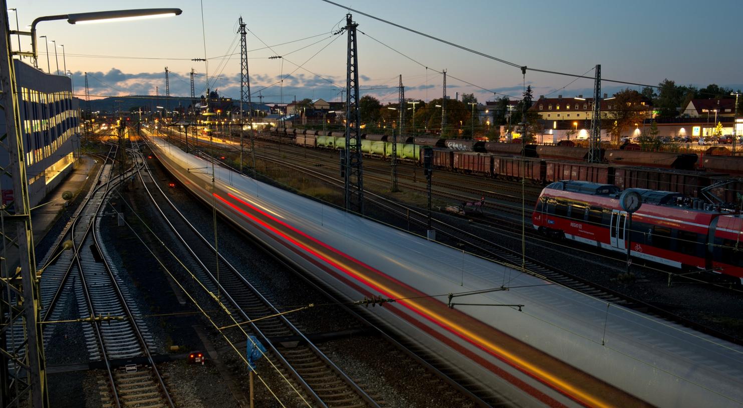 Ein neues Gutachten relativiert den zeitlichen Rahmen für den Bahnstreckenausbau in Bamberg. Ein verbesserter Lärmschutz an der Bestandsstrecke ist weiterhin ein großes Ziel.