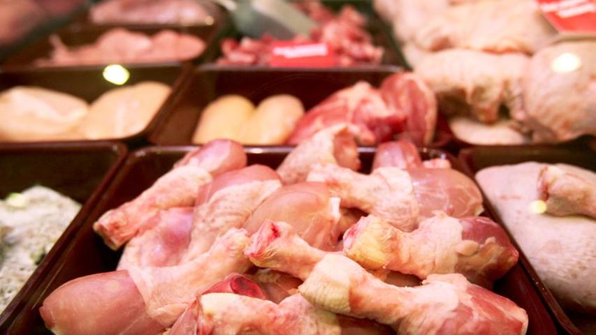Ein Futtermittelhersteller mischte alte belastete Industriefette ins Fressen. Gefüttert wurden damit Schweine und Hühner. Kontrolleure fanden mit Dioxin belastete Eier und Hühnerfleisch. Legehennen wurden getötet, der Verkauf von Eiern aus betroffenen Betrieben gestoppt.