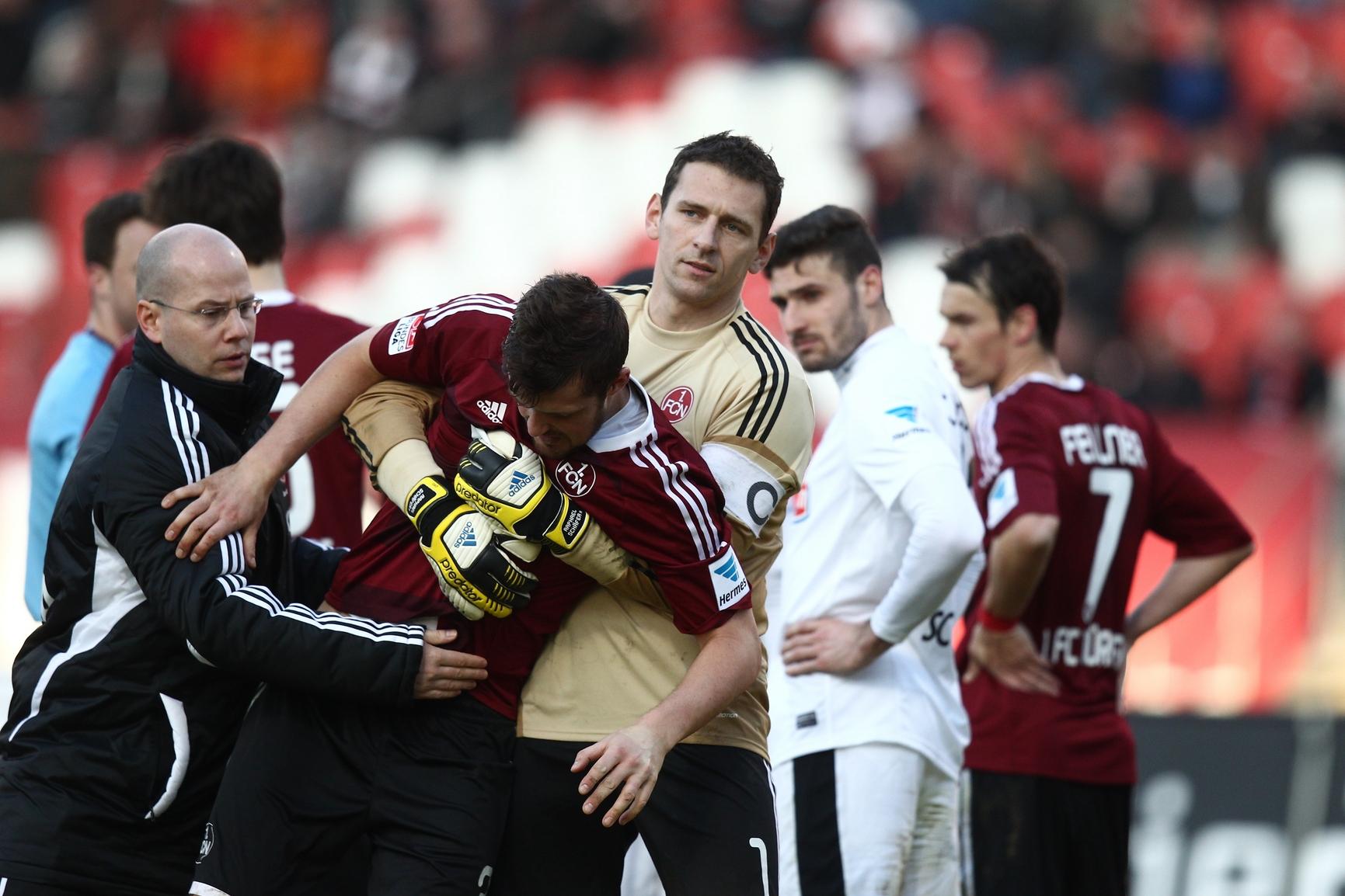 Und auch das vorletzte Duell mit dem Sportclub kann der FCN nicht gewinnen. Anfang März 2013 bringt Timmy Simons, der nach rund einer Stunde vom Elfmeterpunkt in gewohnter Manier Nerven- und Schussstärke paart, die Hausherren zwar in Front. Doch letztlich trennen sich die Kontrahenten 1:1. Das Unglück aus Nürnberger Sicht nimmt in der 77. Minute ihren Lauf. Nach einem harmlos anmutenden Zweikampf wird Per Nilsson verletzt ausgewechselt.