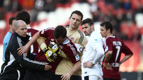 Und auch das vorletzte Duell mit dem Sportclub kann der FCN nicht gewinnen. Anfang März 2013 bringt Timmy Simons, der nach rund einer Stunde vom Elfmeterpunkt in gewohnter Manier Nerven- und Schussstärke paart, die Hausherren zwar in Front. Doch letztlich trennen sich die Kontrahenten 1:1. Das Unglück aus Nürnberger Sicht nimmt in der 77. Minute ihren Lauf. Nach einem harmlos anmutenden Zweikampf wird Per Nilsson verletzt ausgewechselt.