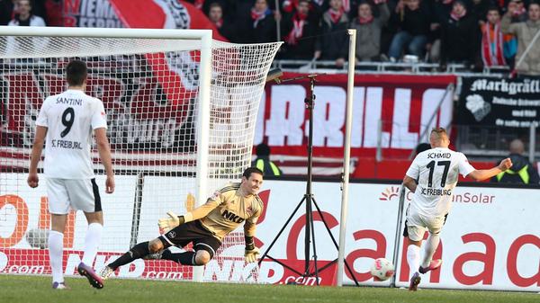 Schmerzhaft für alle Cluberer die Situation in der 83. Minute: Raphael Schäfer pariert zwar Julian Schusters Flachschuss. Doch der ungedeckte Jonathan Schmid befördert den zurückprallenden Ball zum späten Ausgleich in die Maschen.