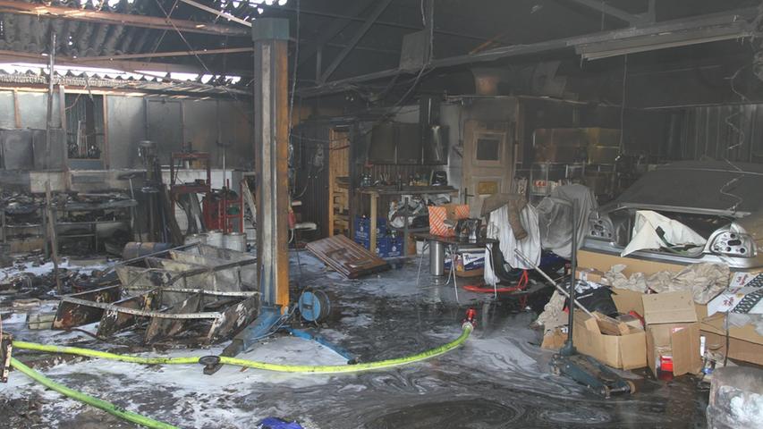 Als die Feuerwehr eintraf, hatte das Feuer neben dem Großteil der Werkstatteinrichtung bereits zwei Pkw erfasst, die in einer angrenzenden Parzelle der Lagerhalle untergestellt waren.