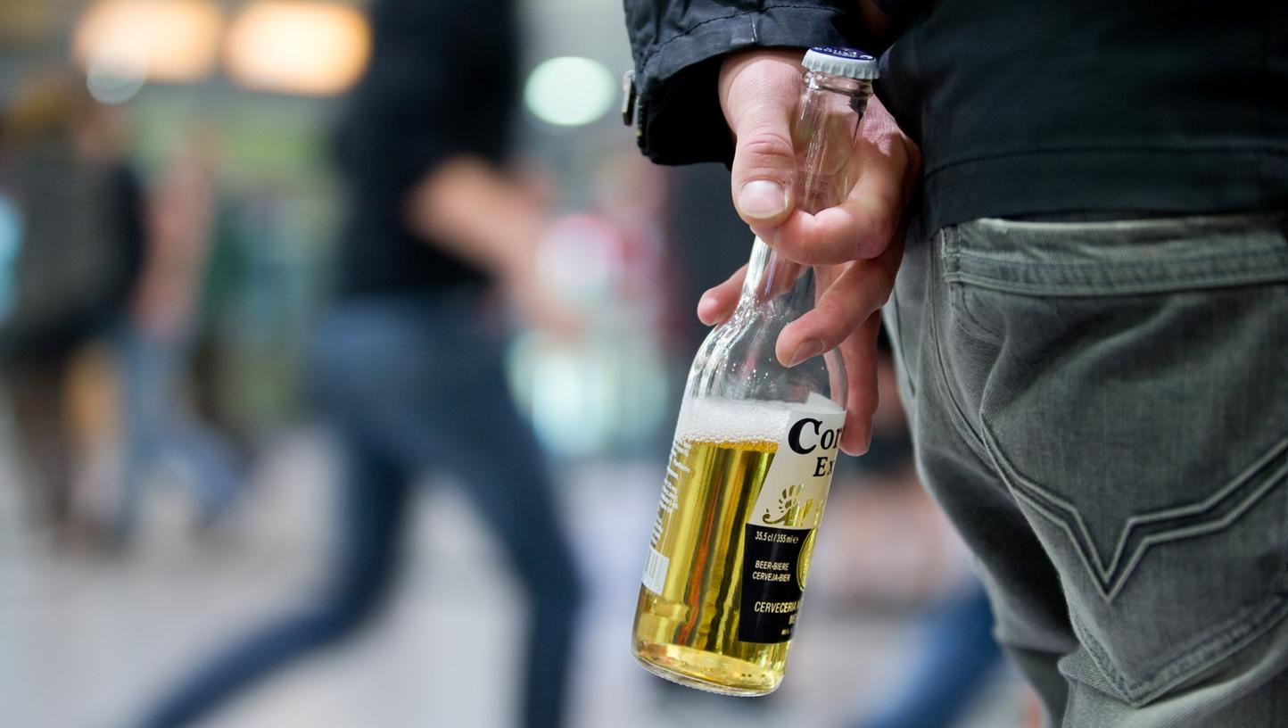 Bei steigenden Infektionszahlen wird in München der Alkoholkonsum in der Öffentlichkeit ab 23 Uhr untersagt. 