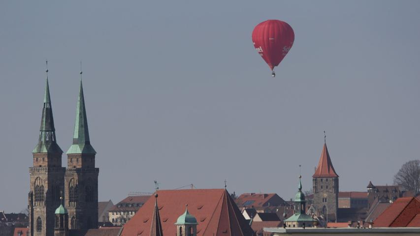 Eine besonders tolle Aussicht über das sonnige Nürnberg bietet sich den Insassen in diesem Ballon.