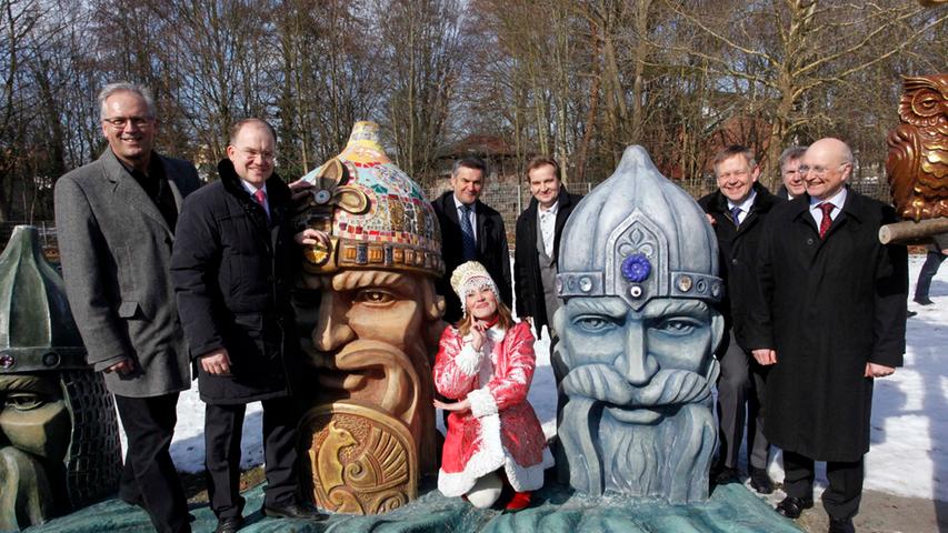 Dem Spielplatz auf dem Gelände geben nun aus Holz geschnitzte Figuren und ein großer Torbogen ein neues Gesicht. Die Skulpturen versinnbildlichen Gestalten aus russischen Märchen.