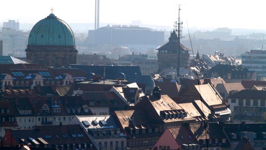 Die Dächer der Innenstadt Nürnbergs glitzern im Sonnenschein. Links im Bild: Das charakteristische Dach der St. Elisabethkirche am Jakobsplatz.