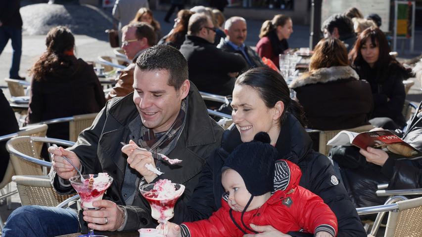 Karin feiert zusammen Mit Mann Christian und Sohn Manuel ihren 38. Geburtstag im Eiscafé La Gelateria.