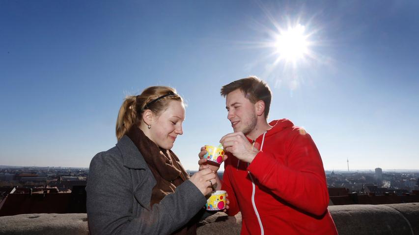 Matthias und Melanie Müller genießen den ersten Eisbecher des Monats.