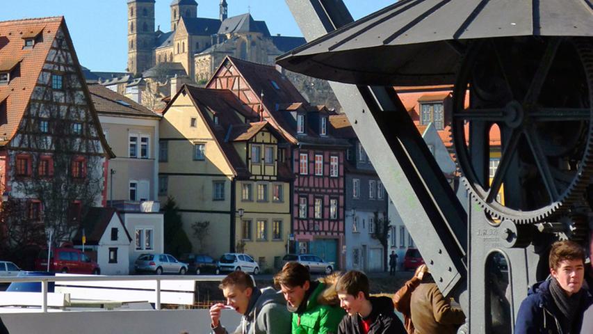 Der Kran im alten Hafen von Bamberg stammt aus der Zeit um 1850. Auch hier treffen sich gerne die jungen Leute zum Sonnenbaden.