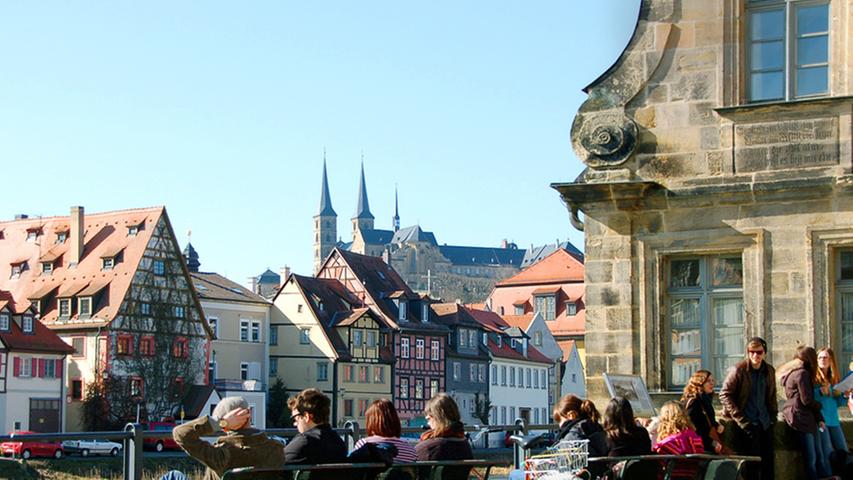 Ein ganz hervorragendes Plätzchen haben sich diese sonnenhungrigen Bamberger ausgesucht. Der Blick auf den Dom ist mehr als malerisch.