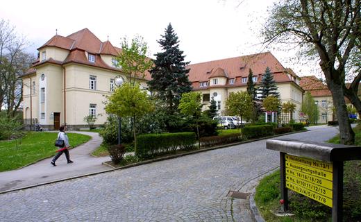 Psychisch Kranker schubst Senior aus Auto und flieht mit Wagen - Nordbayern.de