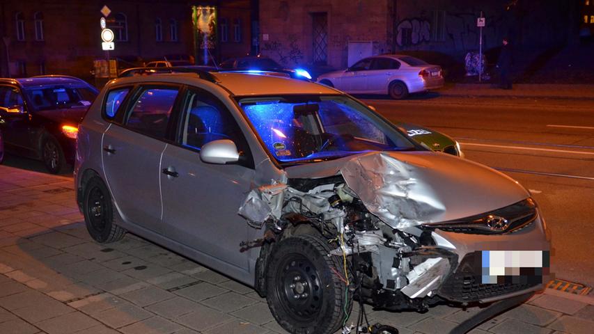 In der Bucher Straße kam der Fahrer eines Hyundai i30 von der Straße ab und rammte ein geparktes Auto. Dieses...