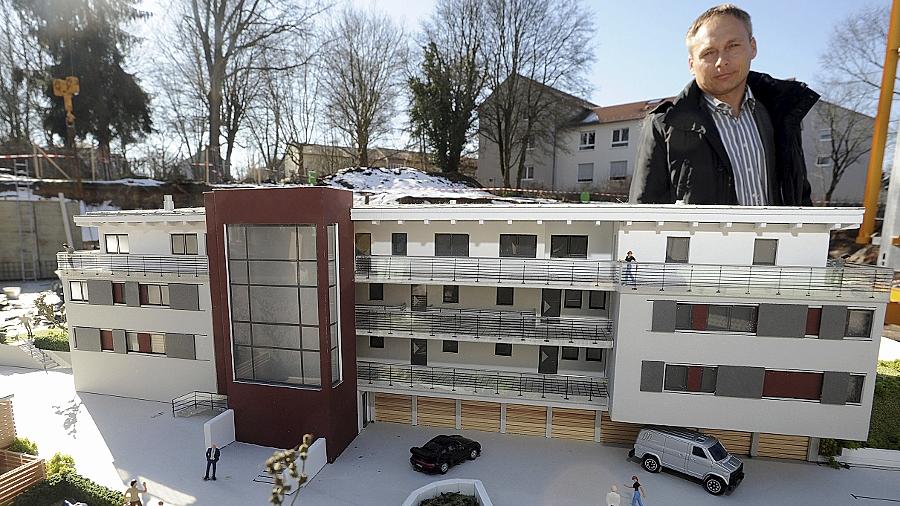 Das Modell auf der Baustelle zeigt, wie das Mehrfamilienhaus in unmittelbarer Nachbarschaft zum Stiftungsaltenheim zum Jahresende aussehen wird. Im Hintergrund der Geschäftsführer der wohnfürth, Rolf Perlhofer.