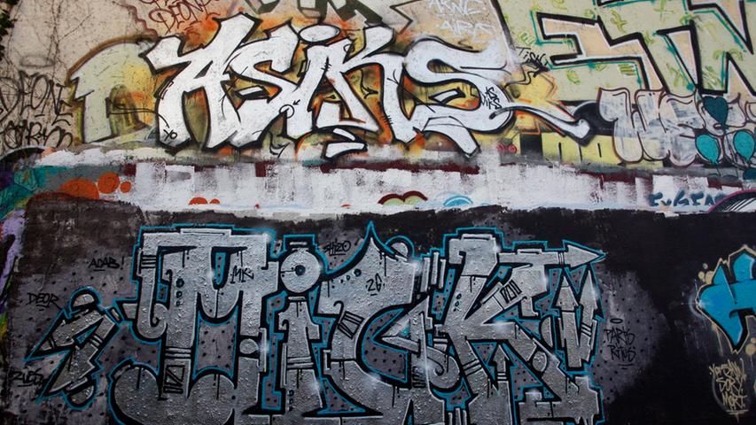 Je höher ein Graffiti platziert ist, desto eher ist die Wahrscheinlichkeit, dass es über einen längeren Zeitraum stehen bleibt. "Sprayer müssen damit leben können, dass ihr Werk oftmals nicht länger als ein paar Tage stehen bleibt - dann kommt der nächste und übermalt es", erzählt Pablo.
