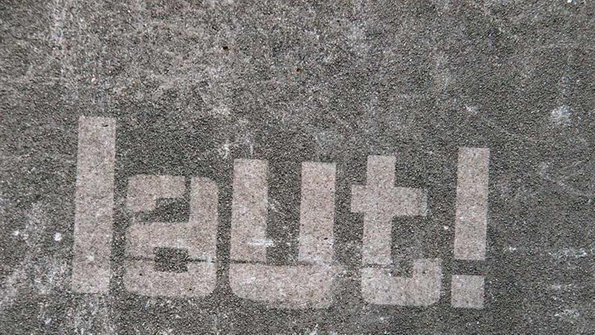 Das so genannte "Reverse Graffiti" entsteht, indem man den Untergrund durch eine Schablone "herausreinigt". Stylewriting (Arbeiten mit Buchstaben) ist in der Szene besonders beliebt.