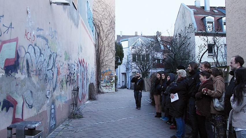 "Diese Straße find' ich besonders toll", verrät Pablo. Um die Ecke der Unteren Kanalstraße haben sich Sprayer und Streetart-Künstler gemeinsam augetobt.