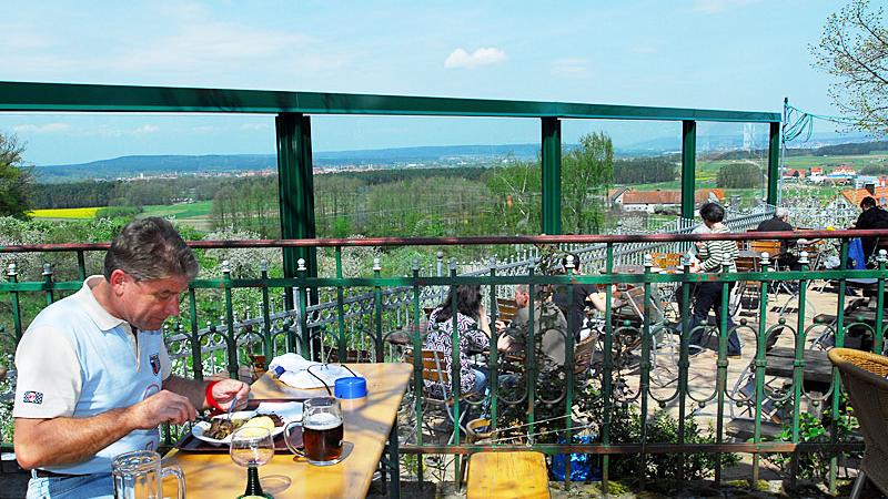 Schönste Aussicht ins Frankenland bietet der Biergarten "Zur Ludwigshöhe" in Adlitz unterhalb von Marloffstein. Der Garten bietet sonnige wie schattige Plätze, zum Essen gibt es fränkische Küche und je nach Jahreszeit Wildgerichte aus eigener Jagd sowie Karpfen aus der Region. Den Gästen schmeckt's - was prompt Platz 11 für den Adlitzer Biergarten bedeutet, den er sich aber...