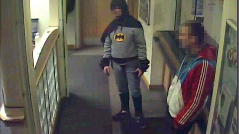 Batman überstellt Verbrecher der Polizei