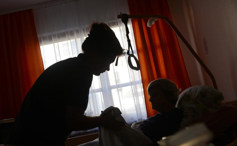 In Senioreneinrichtungen leisten Altenpflegerinnen und Altenpfleger Schwerstarbeit. Doch Gewalt gegen die Senioren darf es einfach nicht geben. In Senioreneinrichtungen leisten Altenpflegerinnen und Altenpfleger Schwerstarbeit. Doch Gewalt gegen die Senioren darf es einfach nicht geben.