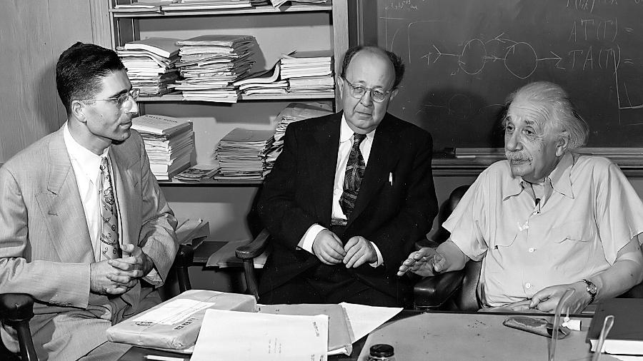 Kurt Eisemann (links) im Gespräch mit dem Mathematikprofessor Jekuthiel Ginsburg von der Yeshiva University New York und Albert Einstein.