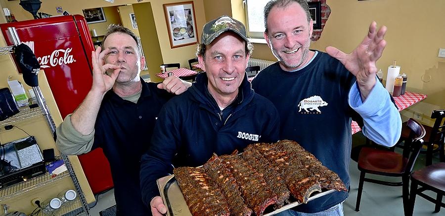 Fleisch satt gibt es im „Boogie’s BBQ Smokehouse“. Eröffnet haben es kürzlich Friedemann und Falk Norris (v.l.n.r.). Kumpel Brian Scoggins hat auch ein BBQ-Restaurant — in den USA. Fleisch satt gibt es im „Boogie’s BBQ Smokehouse“. Eröffnet haben es kürzlich Friedemann und Falk Norris (v.l.n.r.). Kumpel Brian Scoggins hat auch ein BBQ-Restaurant — in den USA.