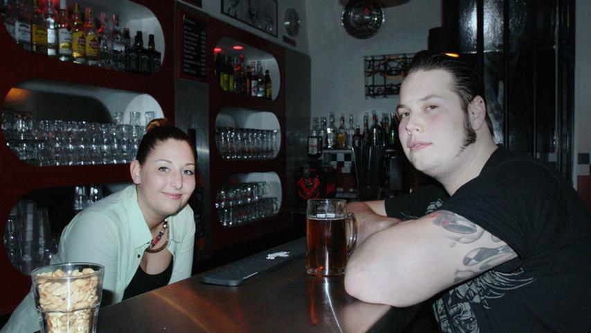 "Frag lieber, wann ich mal nicht hier bin", antwortet uns Stammgast Markus (22) auf die Frage, wann er seine Stammkneipe besucht. Er liebt das Rockabillyflair, das die Hangover-Bar in der Vorderen Sterngasse zu bieten hat. Von Johnny Cash bis Elvis Presley reicht das Plattendepot hinter dem DJ-Pult. "Besonders legendär sind die Abende, an denen DJ Eddi auflegt und dabei wieder seine Spaghetti-Beine schwingen lässt", erklärt Wirtin Steffi (23) lachend. Auf die Frage, welches Getränk man bestellen sollte, wenn man das erste Mal im "Hangover" zu Gast ist, sind sich beide sofort einig: Jacky Cola. "Frag lieber, wann ich mal nicht hier bin", antwortet uns Stammgast Markus (22) auf die Frage, wann er seine Stammkneipe besucht. Er liebt das Rockabillyflair, das die Hangover-Bar in der Vorderen Sterngasse zu bieten hat. Von Johnny Cash bis Elvis Presley reicht das Plattendepot hinter dem DJ-Pult. "Besonders legendär sind die Abende, an denen DJ Eddi auflegt und dabei wieder seine Spaghetti-Beine schwingen lässt", erklärt Wirtin Steffi (23) lachend. Auf die Frage, welches Getränk man bestellen sollte, wenn man das erste Mal im "Hangover" zu Gast ist, sind sich beide sofort einig: Jacky Cola.