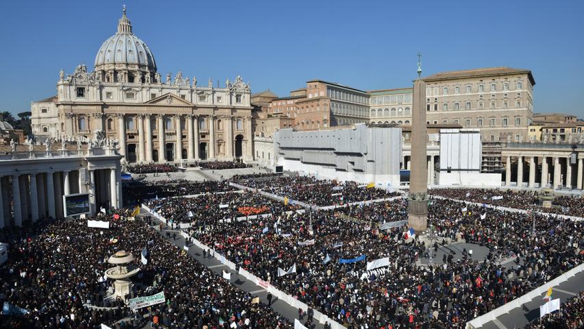 Tausende Gläubige versammelten sich zur letzten Generalaudienz auf dem Petersplatz in Rom, um sich vom Pontifex zu verabschieden.
