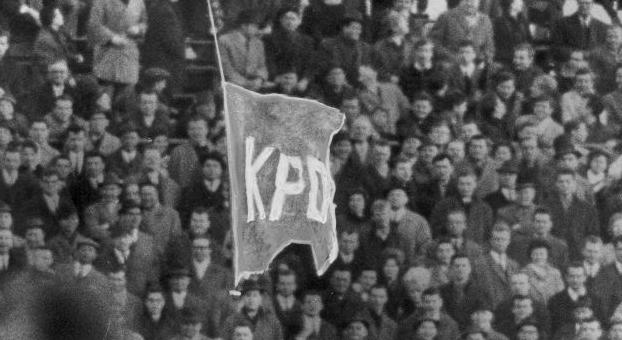 Eine Fahne der verbotenen KPD fliegt an einem Fallschirm ins Frankenstadion. (Zum Artikel: "KPD-Raketen beim Nürnberger Fußballspiel ")