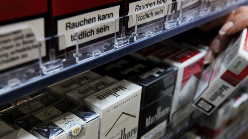 Unbekannte räumten das Zigarettenregal einer Tankstelle in Bad Windsheim beinahe leer.