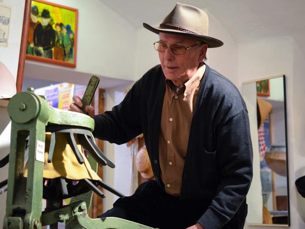 Die alten Hutmacher-Geräte in seinem Museum bedient Horst Brömme noch selbst.