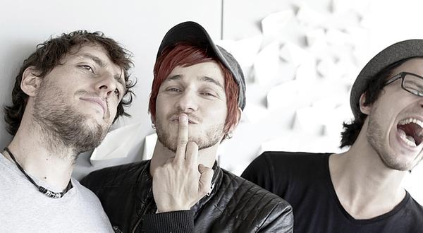 Das deutsche Punk-Trio Itchy Poopzkid begann als Schüler-Coverband. Mittlerweile haben sie sich zu wahren Szenegröße hochgeboxt. Die Band hat schon über 900 Konzerte hinter sich und weiß genau wie man Bühnen zum Beben bringt.