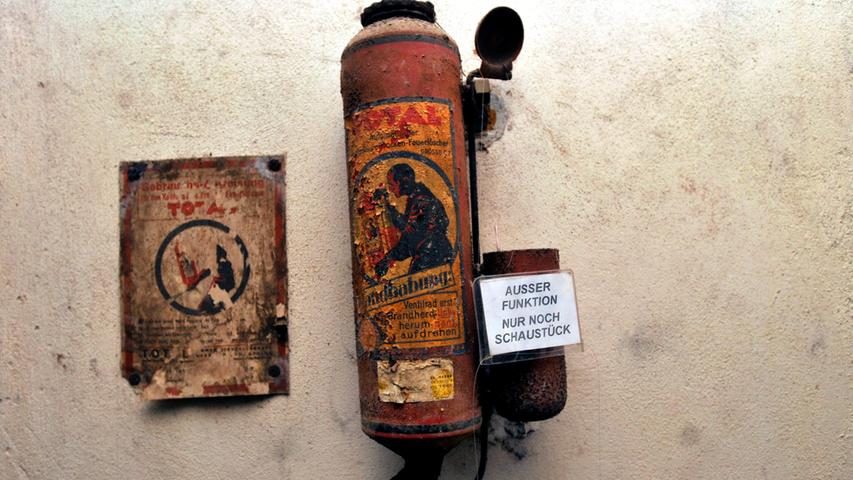 Im historischen Kunstbunker können Besucher einiges entdecken - zum Beispiel einen alten Feuerlöscher an der Wand.