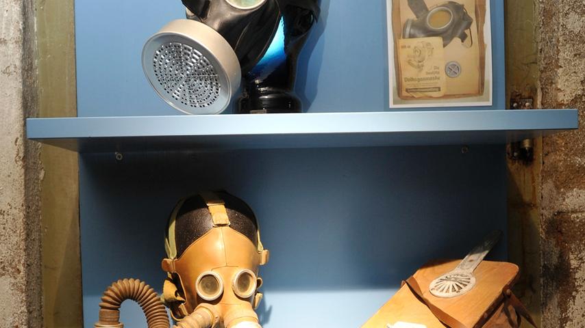 Um sich gegen Gasangriffe zu schützen, standen für verschiedene Altersgruppen entsprechende Schutzmittel zur Verfügung: Gasjäckchen für Kinder und Gasmasken für Erwachsene.