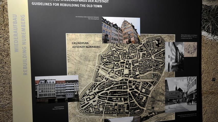 Eine Tafel mit Fotos und Grundplan veranschaulicht den Wiederaufbau der Altstadt von Nürnberg. Bei der Restauration konnten zwar moderne Formen für den Aufbau erwägt werden, wichtiger war jedoch die Bewahrung historischer Maßstäblichkeit.