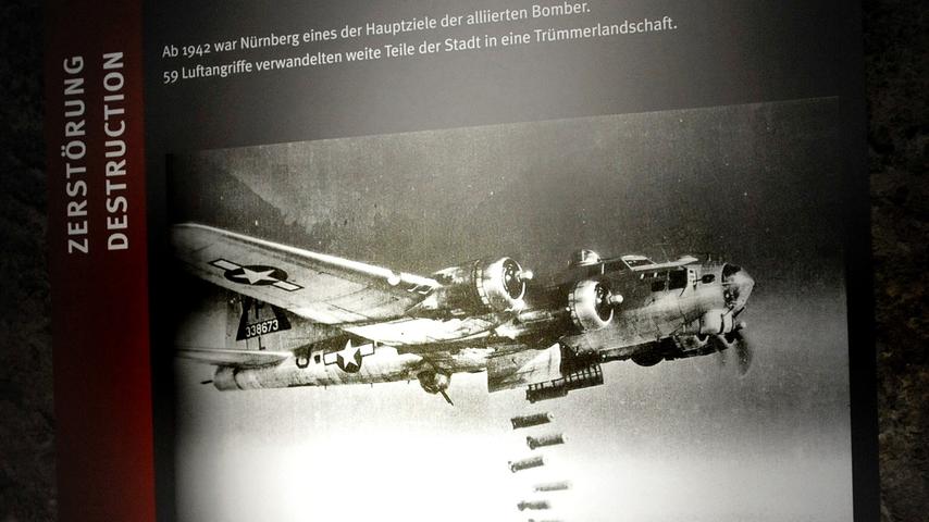 Nürnberg war eines der Hauptziele der alliierten Bombenflieger. Die Ausstellung listet die folgenschwersten Angriffe auf, wie den Nachtangriff der Royal Airforce am 2. Januar 1945, der 1835 Menschen tötete.
