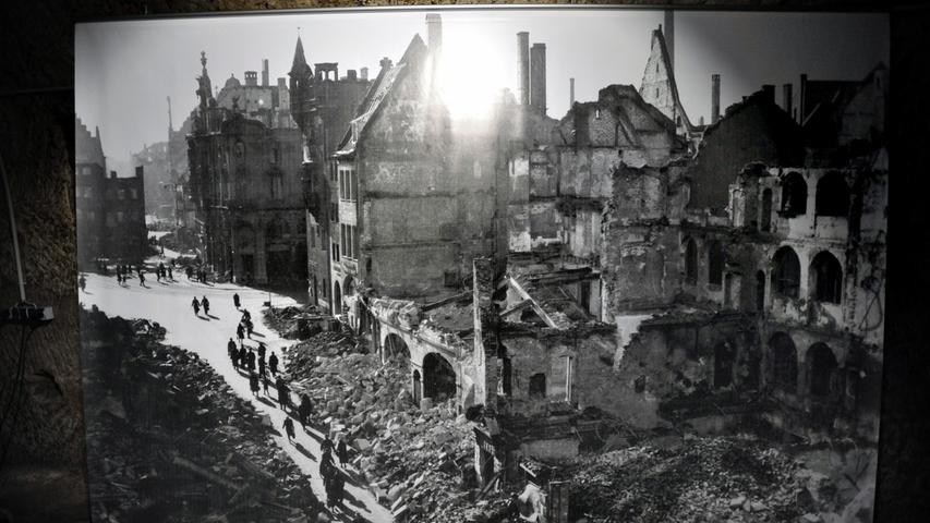 Fotografien realistisch und nah: Nürnberg bestand nach dem Bombenangriff nur noch aus Ruinen, Schutt und Asche.