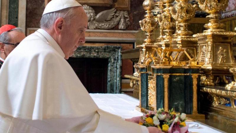 Der Papst gab sich in den ersten hundert Tagen seiner Amtszeit bescheiden. Als er zum ersten Mal auf den Balkon trat, grüßte er mit den Worten "Brüder und Schwestern, guten Abend" und wünschte einen "guten Appetit" nach der langen Warterei auf dem Petersdom.